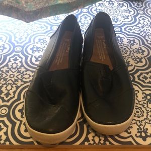 Toms leather upper shoes. Super comfy!